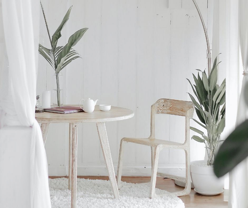 Pohľad na stoličku so stolíkom a izbovou rastlinou